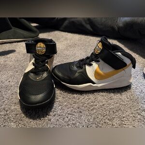 Boys Nike team hustle shoes 2y